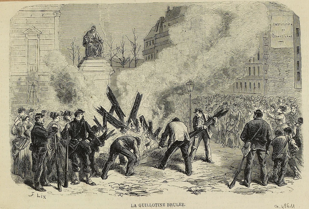 La ghigliottina bruciata durante la Comune di Parigi, 1871